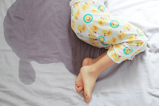 Mon enfant fait pipi au lit : que faire ? (Guide complet 2025)